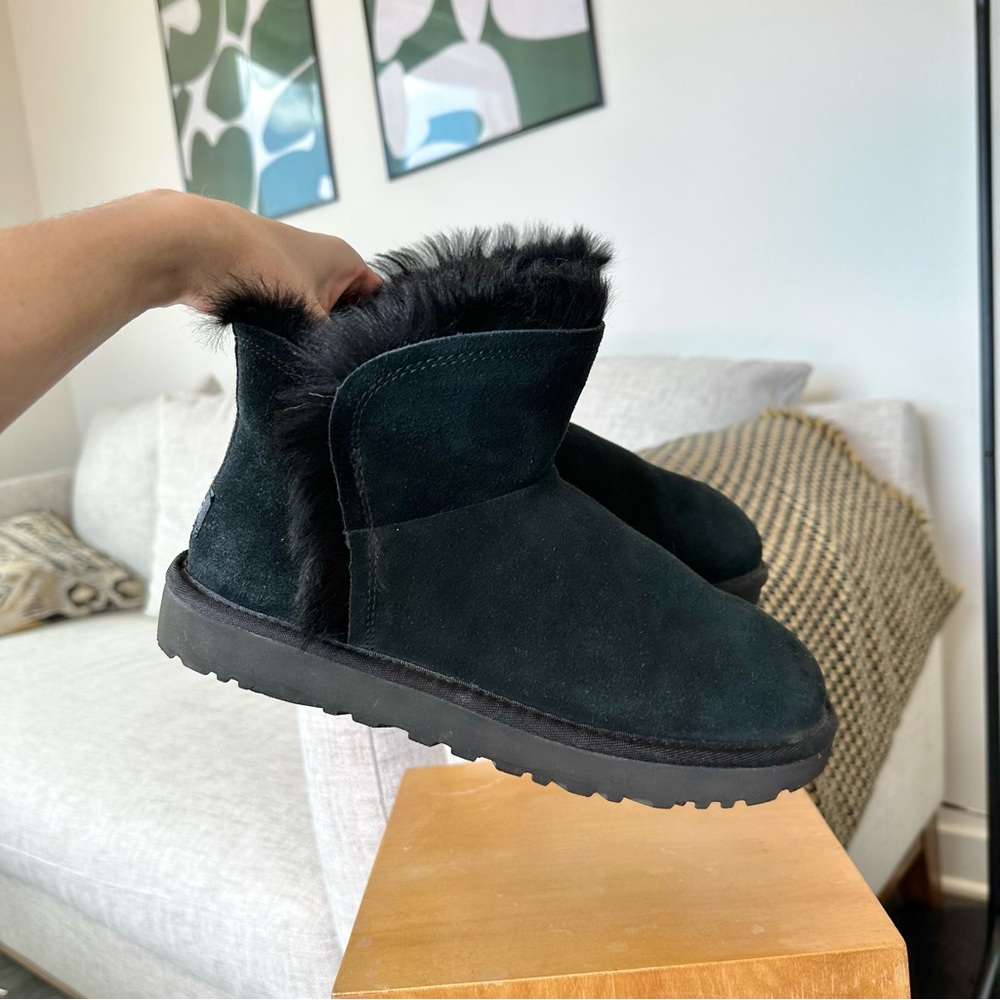 Short black Ugg boots